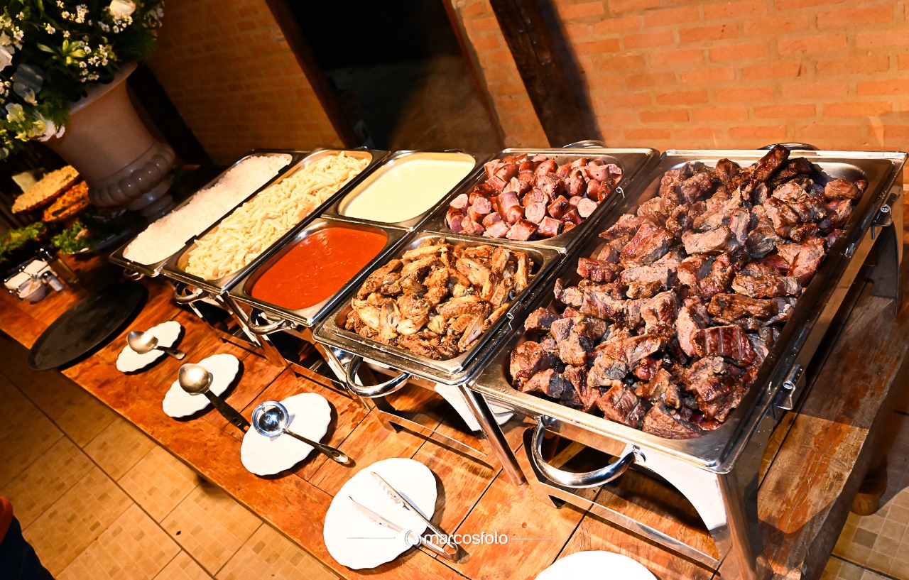 Buffet de carnes grelhadas para festas