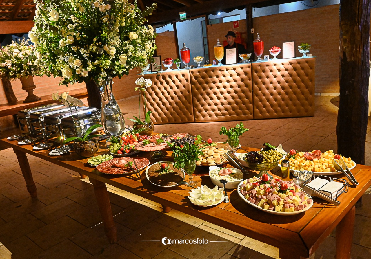 Buffet de frios com bar ao fundo