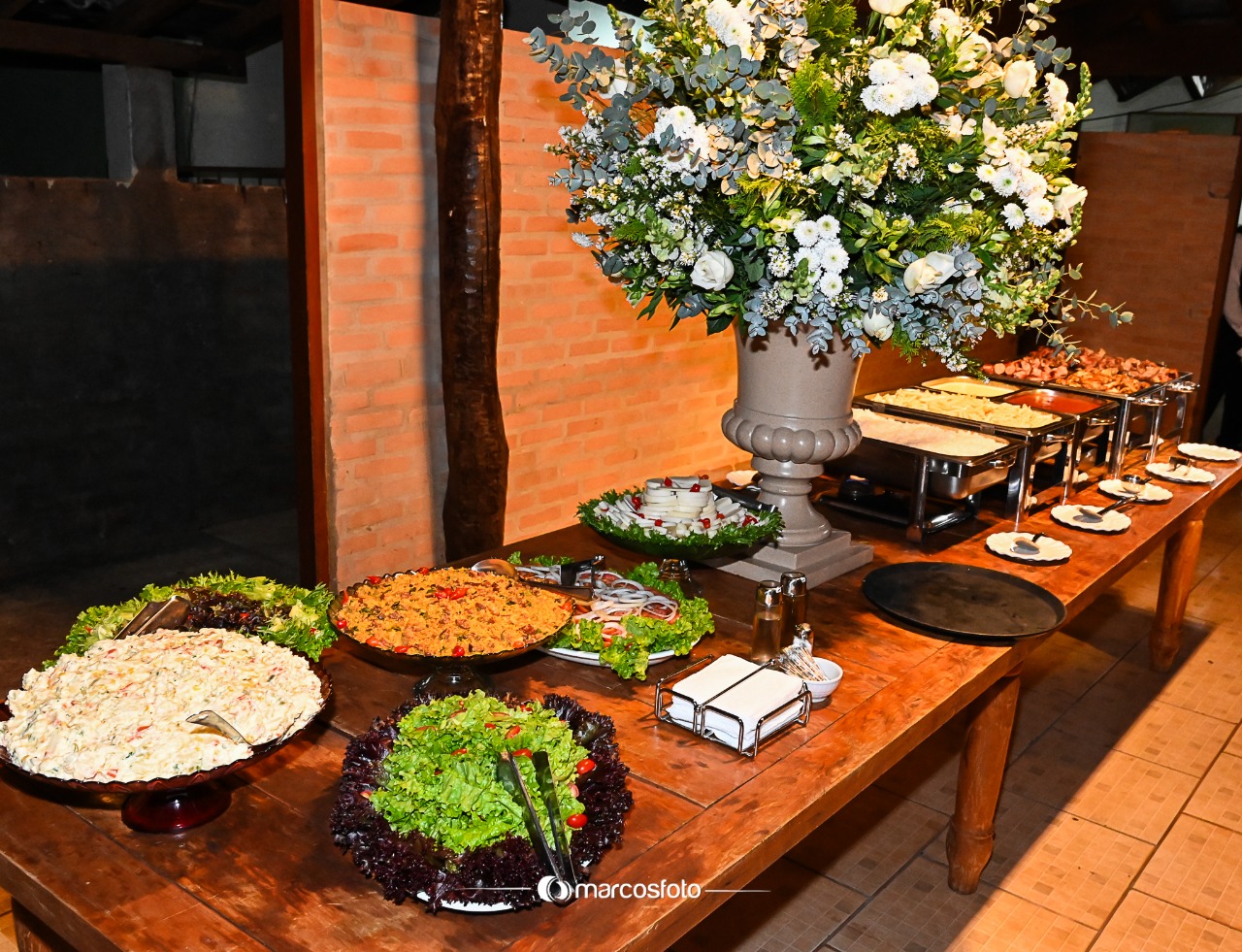 Buffet de saladas variadas