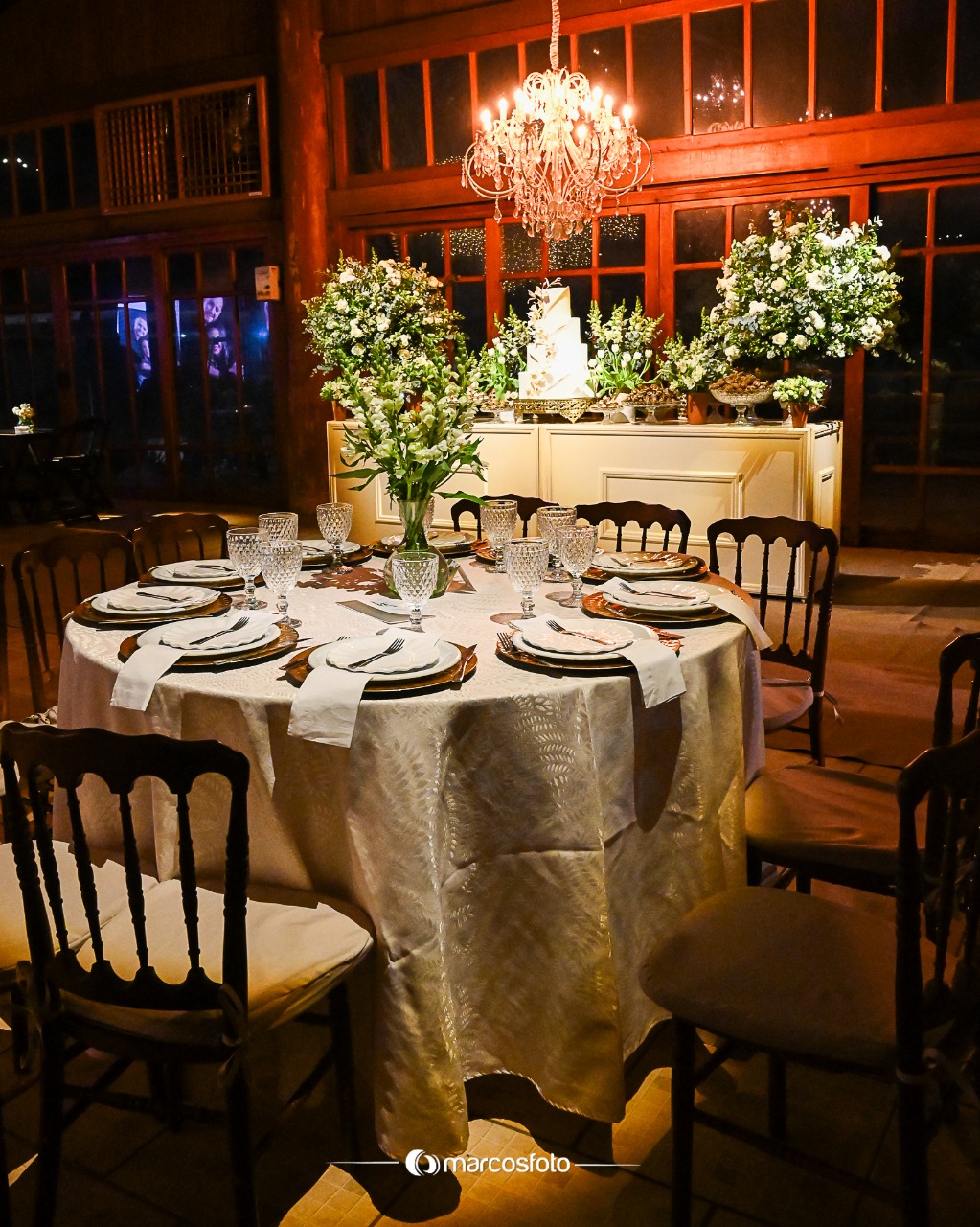 Decoração de casamento com bolo e arranjos florais